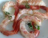 Foto del passaggio 1 della ricetta Gamberi alla paprica dolce con crema di piselli e salsa di lamponi