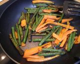 Foto del paso 7 de la receta: Lubina con verduras salteadas
