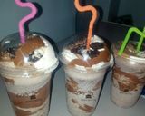 A picture of step 3 of Oreo milkshake.