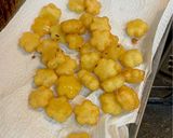 Foto langkah ke 7 dari resep Ubi goreng Kopong bentuk Bunga.
