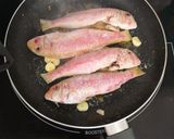 Foto del paso 5 de la receta: Salmonetes con pak Choi y gambas
