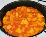 Une image de l'étape 4 de Dahl de lentilles, patates douces, poulet.