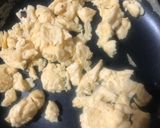 Foto del paso 4 de la receta: Huevo roto con tostas de salmón y queso en crema