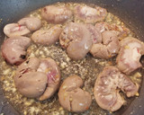 Foto del paso 3 de la receta: Riñones de Cordero al ajillo