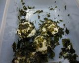 Foto langkah ke 3 dari resep 76. Bola Bola Nasi Abon dan Nori.