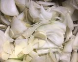 Kiełbasa w sosie pomidorowym z cebulą krok przepisu 1 zdjęcie