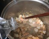 Hình bước làm 1 của món Tteokbokki nấu với tôm và nước cốt dừa