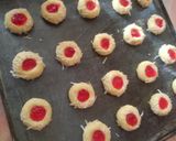 Foto langkah ke 6 dari resep Thumbprint strawberry jam cake.