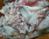 Foto langkah ke 1 dari resep Cumi Masak Hitam Khas Madura.