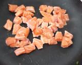 Foto del paso 2 de la receta: Risotto de calabacín, espinacas y salmón con rulo de cabra