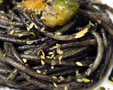 Foto del paso 6 de la receta: Espaguetis con tinta, y gambas con calabacín