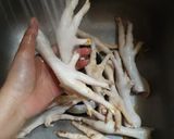 Hình bước làm 1 của món Chân gà ngâm sả ớt