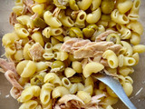 Pasta corta con bayas de goji, bonito del norte y aceitunas