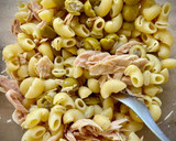 Foto del paso 2 de la receta: Pasta corta con bayas de goji, bonito del norte y aceitunas