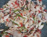 Foto langkah ke 5 dari resep Ayam Suwir Daun Jeruk.