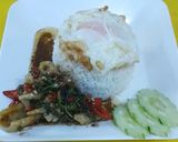 รูปขั้นตอนการทำที่ 5 ของ ปลาหมึกผัดใบกระเพราราดหน้าข้าวไข่ดาว