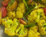 ফুলকপি আর আলু দিয়ে রুই মাছের ঝোল (Fulkopi ar alu diye rui macher jhol recipe in bengali) রেসিপি ধাপ - 2 ছবি