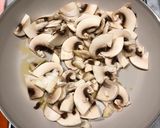 Foto del passaggio 1 della ricetta Risotto con Champignon e speck🍄‍🟫🥓🍛