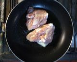 Foto del paso 1 de la receta: Pollo a la crema con champiñones y hongos de pino