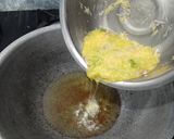 Foto langkah ke 2 dari resep Telur Dadar Kelapa Barendo.
