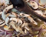 Foto del paso 2 de la receta: Cazuelita Gratinada de Espinaca, Champiñones y Queso con Huevo al Horno 🥚🧀🍄