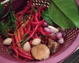Foto langkah ke 4 dari resep Telur Puyuh Kentang Masak Santan Pedas.