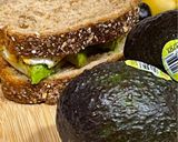 صورة لخطوة 4 من وصفة ساندويتش البيض مع الشيدر والأفوكادو 🥪🍳🥑🍒🥒