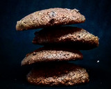 Foto del paso 3 de la receta: Corte de helado de fresa y frambuesas con galletas de chocolate