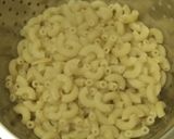 Foto del paso 1 de la receta: Pasta codito con rajas de poblano, queso, elote y crema