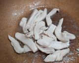 รูปขั้นตอนการทำที่ 2 ของ ไก่เส้นผัดพริกใส่บล็อกโคลี่