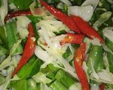 Foto langkah ke 4 dari resep Kacang panjang tumis daun melinjo dan kubis.