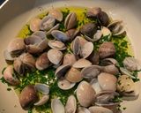 Foto del passaggio 3 della ricetta Spaghetti alle vongole sfumata con rhum