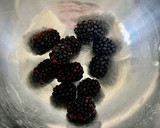 Foto del paso 1 de la receta: Vasitos de cheesecake de moras