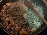 Revuelto de gulas y gambas