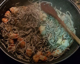Foto del paso 2 de la receta: Revuelto de gulas y gambas