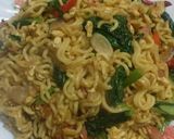 Foto langkah ke 8 dari resep Mie goreng pedas bumbu kemiri.