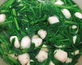 Hình bước làm 2 của món Canh Rau Muống Nấu Chả Cá