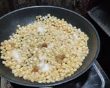 Hình bước làm 3 của món Bắp xào trứng muối