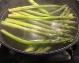 Une image de l'étape 4 de Salade tiède de pommes de terre et asperges au lard, tomates et oignon doux.