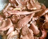 Hình bước làm 1 của món Tim Heo Xào Đậu Que Cà Rốt