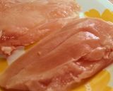 Foto del paso 3 de la receta: Bifes de pollo con ensalada de rúcula y cebolla curada