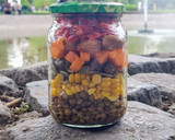 Foto del paso 6 de la receta: Ensalada veraniega y en frasco estilo Mason Jar® Salad 🥗 Ensalada completa ideal picnics saludables