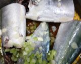Hình bước làm 1 của món Cá nục kho nước mía