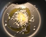 Foto del passaggio 2 della ricetta Risotto al radicchio tardivo sfumato al vino rosso