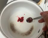 Foto langkah ke 1 dari resep Es sirup merah putih.