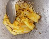 Gambar langkah 2 resipi Sotong Goreng Kunyit Bersos Tiram.