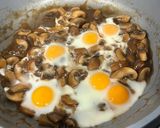 Foto del paso 3 de la receta Champiñones salteados con huevos de codorniz