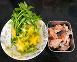 Hình bước làm 1 của món Canh khế chua nấu lườn cá hồi