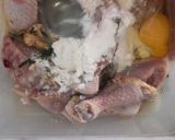 Foto langkah ke 1 dari resep Ayam Goreng Kremes Daun Jeruk.