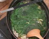 A picture of step 7 of Hotpot - Spinach, pork, ginger, garlic, sesame oil and many vegetables, Japanese style.